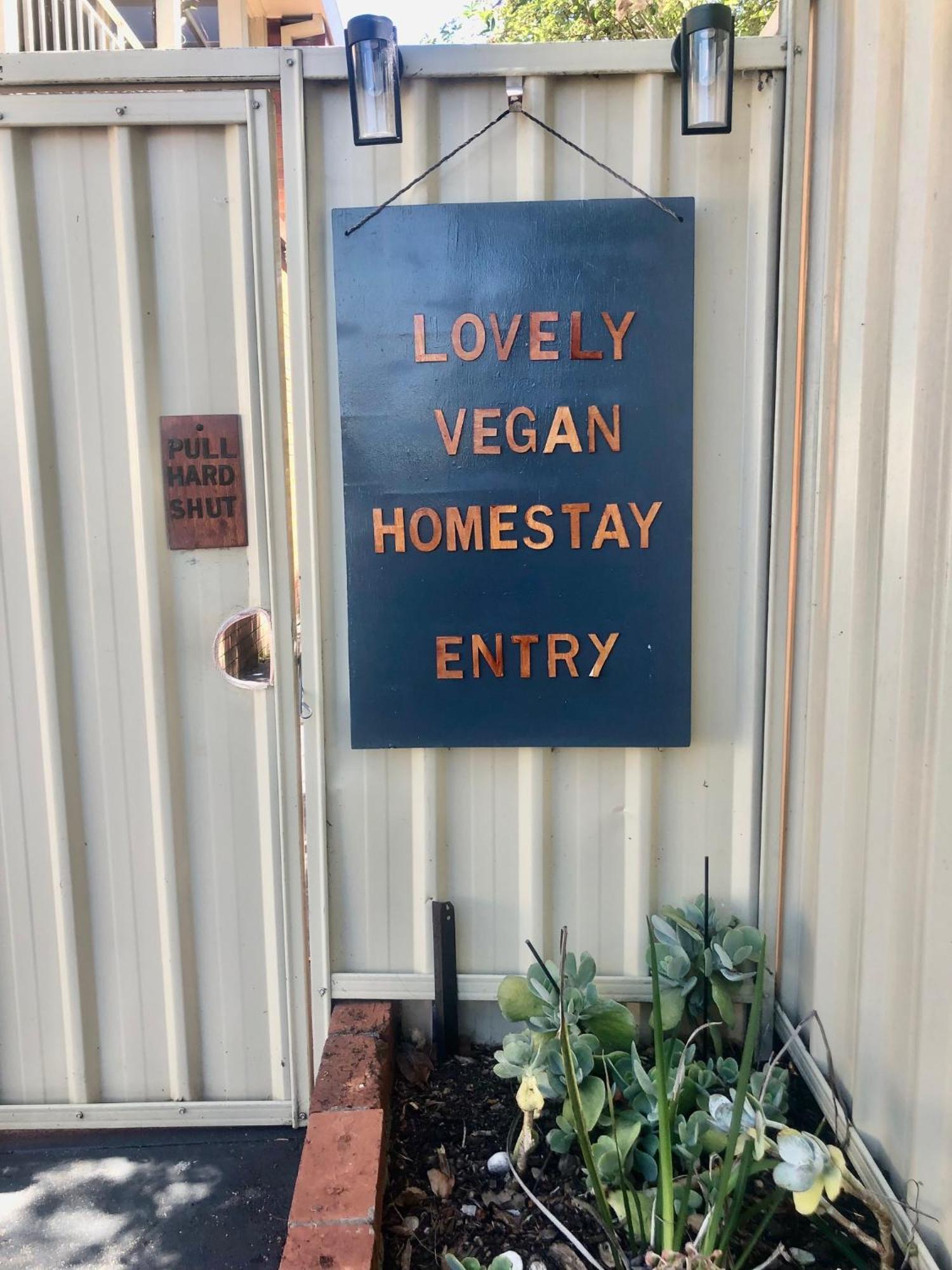 Lovely Budget Vegan Homestay ロンセストン エクステリア 写真